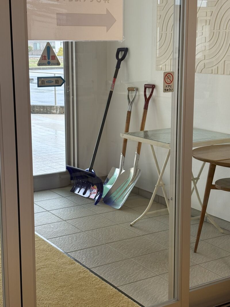 Image for the Tweet beginning: 介護施設

入居できずに待っている方
入居していても、ルールに縛られて
泣いている方
日曜日は、スタッフはお一人で
てんてこ舞い。
何から解決をしていけばいいのか、
少子高齢化の日本。

身近な人を幸せにできないのに
日本の平和🕊️
日本の希望に貢献していけるのか。
まして、 