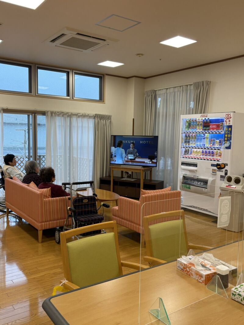 Image for the Tweet beginning: 介護施設

入居できずに待っている方
入居していても、ルールに縛られて
泣いている方
日曜日は、スタッフはお一人で
てんてこ舞い。
何から解決をしていけばいいのか、
少子高齢化の日本。

身近な人を幸せにできないのに
日本の平和🕊️
日本の希望に貢献していけるのか。
まして、 