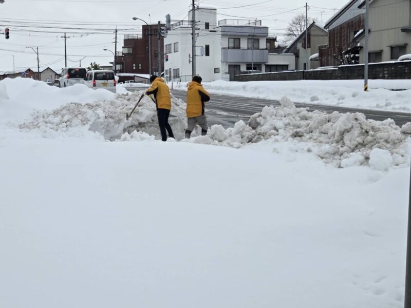 Image for the Tweet beginning: 街頭演説

舞台に立つ候補だけが目に入るかもしれません。
しかし、違う。

舞台を作るために
必死になってくれている働い仲間が頑張っているんだ！

働く仲間の声を、私たち
国民民主党は政治に届けたいのだ。
生きるために育児をしながら、
介護をしながら 