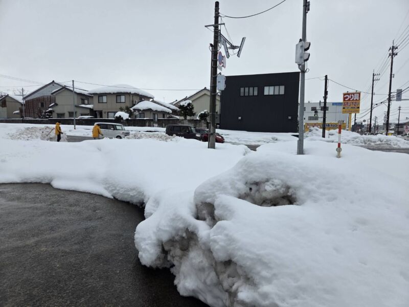 Image for the Tweet beginning: 街頭演説

舞台に立つ候補だけが目に入るかもしれません。
しかし、違う。

舞台を作るために
必死になってくれている働い仲間が頑張っているんだ！

働く仲間の声を、私たち
国民民主党は政治に届けたいのだ。
生きるために育児をしながら、
介護をしながら 