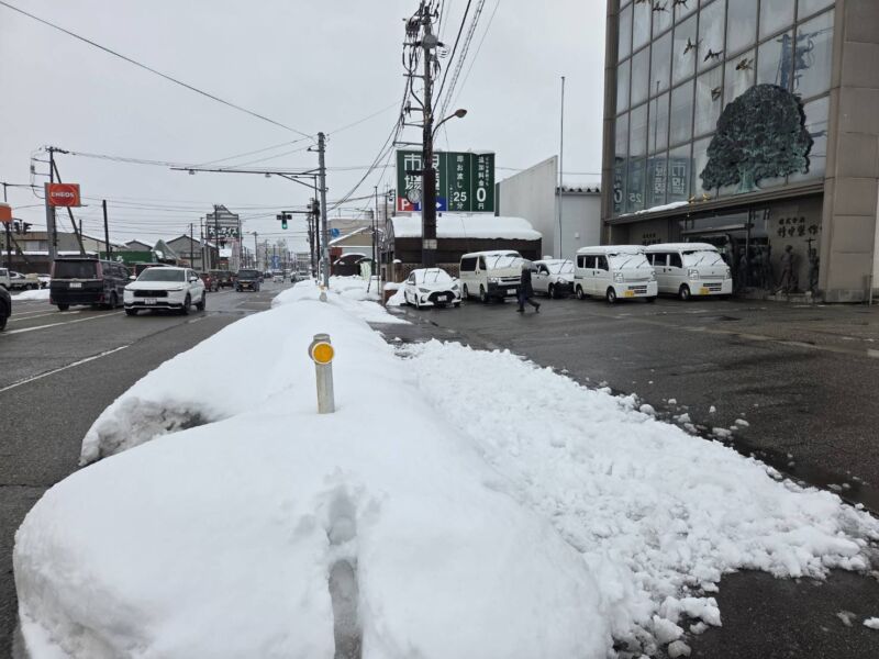 Image for the Tweet beginning: 街頭演説

舞台に立つ候補だけが目に入るかもしれません。
しかし、違う。

舞台を作るために
必死になってくれている働い仲間が頑張っているんだ！

働く仲間の声を、私たち
国民民主党は政治に届けたいのだ。
生きるために育児をしながら、
介護をしながら 