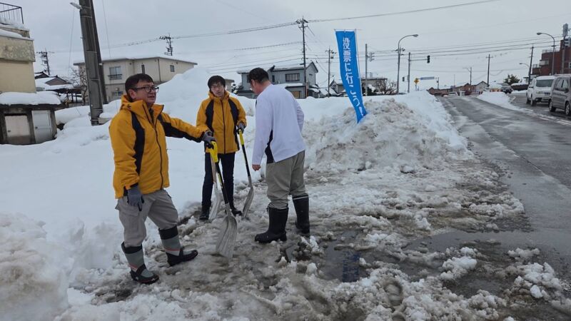 Image for the Tweet beginning: 街頭演説

舞台に立つ候補だけが目に入るかもしれません。
しかし、違う。

舞台を作るために
必死になってくれている働い仲間が頑張っているんだ！

働く仲間の声を、私たち
国民民主党は政治に届けたいのだ。
生きるために育児をしながら、
介護をしながら 