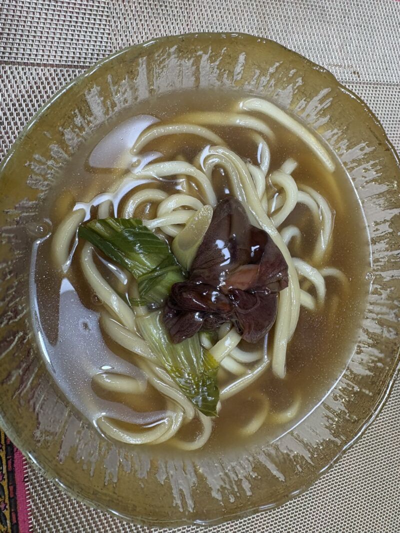 Image for the Tweet beginning: 玉木代表からのバースデーうどん

会館においていた
噂の玉木代表うどんに
富山のホタルイカの沖漬を乗せて
ようやく
堪能！
味わい深い❣️

#tamakiyuichiro 