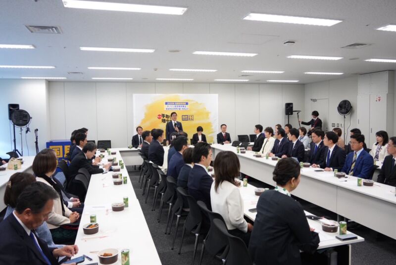 Image for the Tweet beginning: 両議院議員総会にてカツ💪💪💪

新しい国民民主党の国会議員‼️
新しい答えを作る。

党派を超えて様々な方とも
お話できて、
パワーアップ⤴️

写真では、相変わらず控えめ⁉️

この後、
本会議に出席して
首班指名です！

#わたしは国民民主党
#庭田ゆきえ 